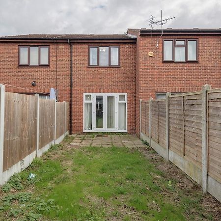 Lovely House In Dagenham / Barking With Free Parking, Wifi & Garden Ngoại thất bức ảnh