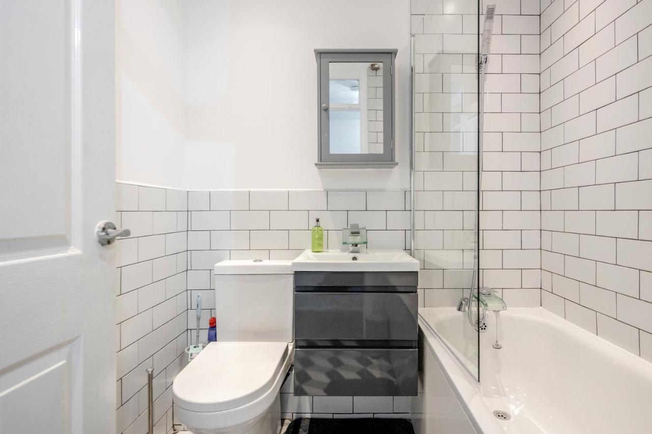 Lovely House In Dagenham / Barking With Free Parking, Wifi & Garden Ngoại thất bức ảnh