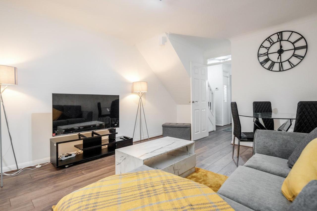 Lovely House In Dagenham / Barking With Free Parking, Wifi & Garden Ngoại thất bức ảnh