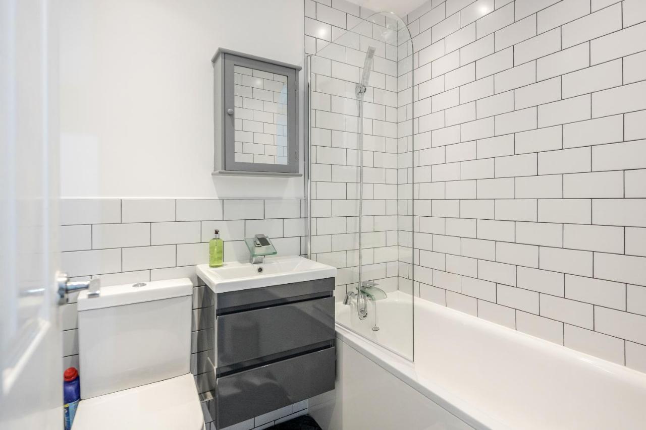 Lovely House In Dagenham / Barking With Free Parking, Wifi & Garden Ngoại thất bức ảnh