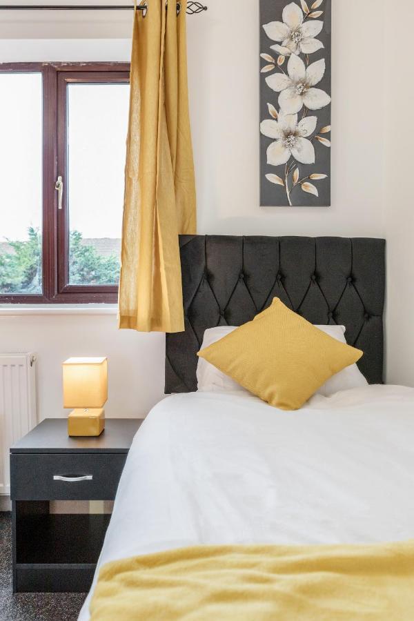 Lovely House In Dagenham / Barking With Free Parking, Wifi & Garden Ngoại thất bức ảnh