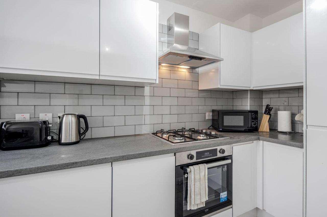 Lovely House In Dagenham / Barking With Free Parking, Wifi & Garden Ngoại thất bức ảnh