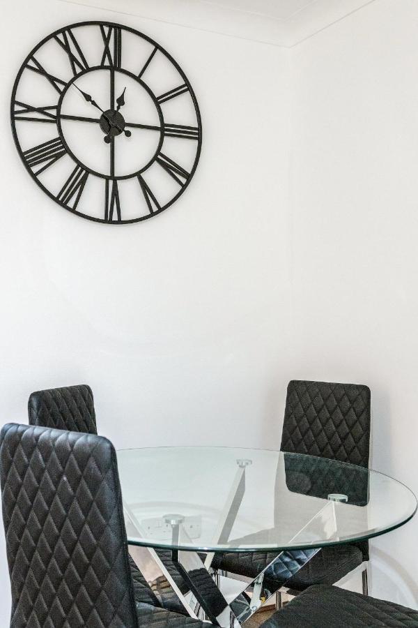Lovely House In Dagenham / Barking With Free Parking, Wifi & Garden Ngoại thất bức ảnh