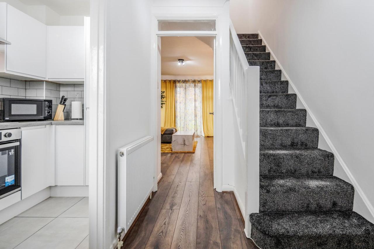 Lovely House In Dagenham / Barking With Free Parking, Wifi & Garden Ngoại thất bức ảnh