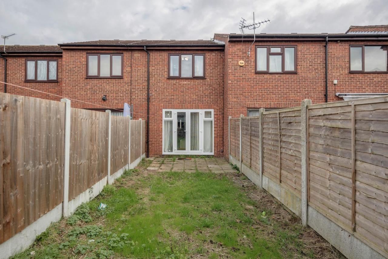 Lovely House In Dagenham / Barking With Free Parking, Wifi & Garden Ngoại thất bức ảnh