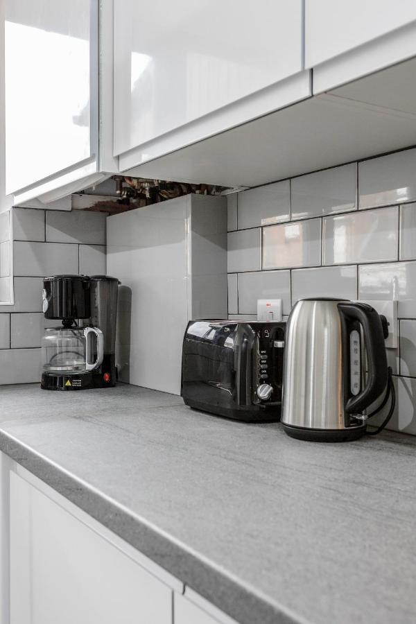 Lovely House In Dagenham / Barking With Free Parking, Wifi & Garden Ngoại thất bức ảnh
