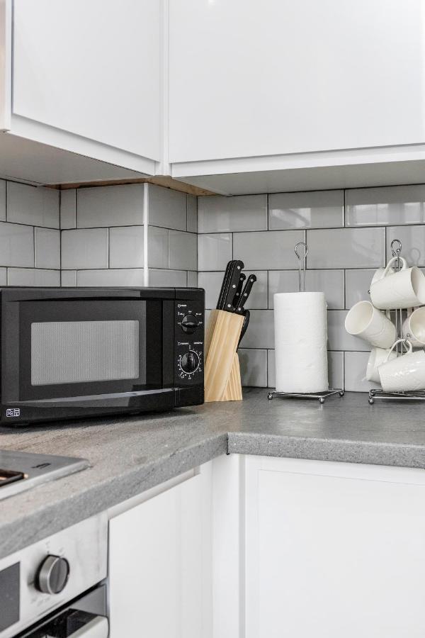 Lovely House In Dagenham / Barking With Free Parking, Wifi & Garden Ngoại thất bức ảnh