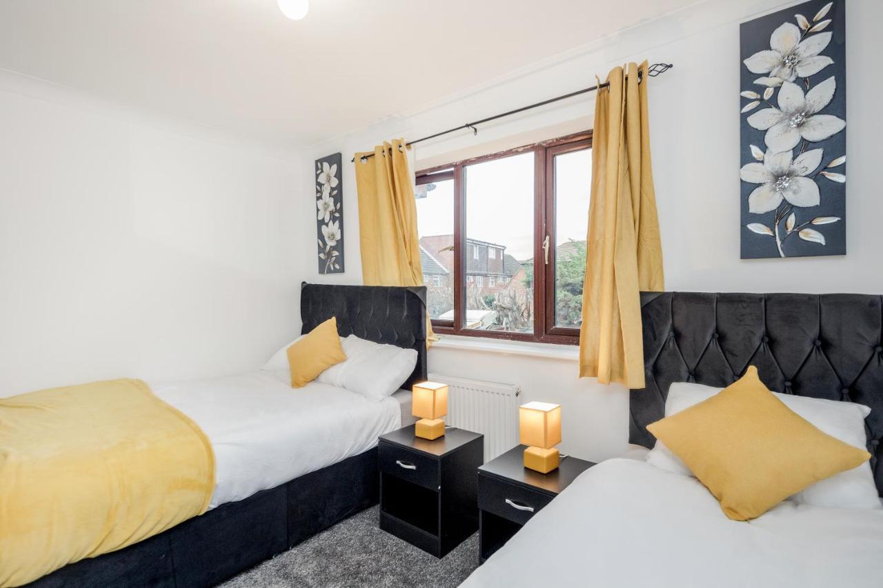 Lovely House In Dagenham / Barking With Free Parking, Wifi & Garden Ngoại thất bức ảnh