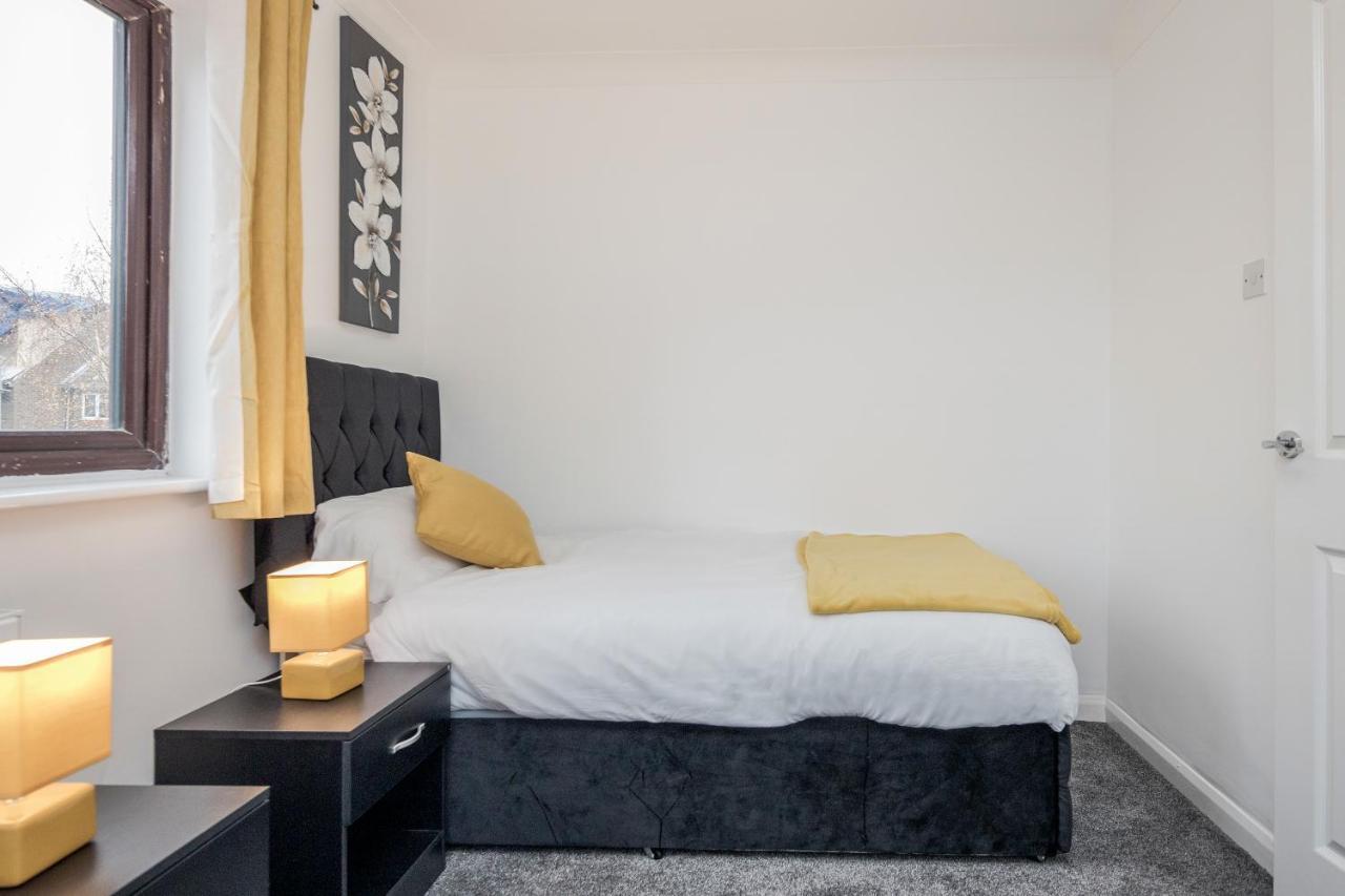 Lovely House In Dagenham / Barking With Free Parking, Wifi & Garden Ngoại thất bức ảnh