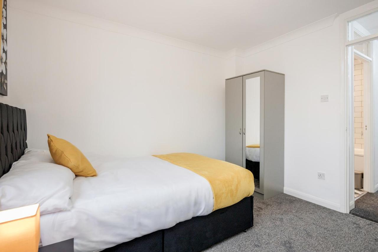 Lovely House In Dagenham / Barking With Free Parking, Wifi & Garden Ngoại thất bức ảnh