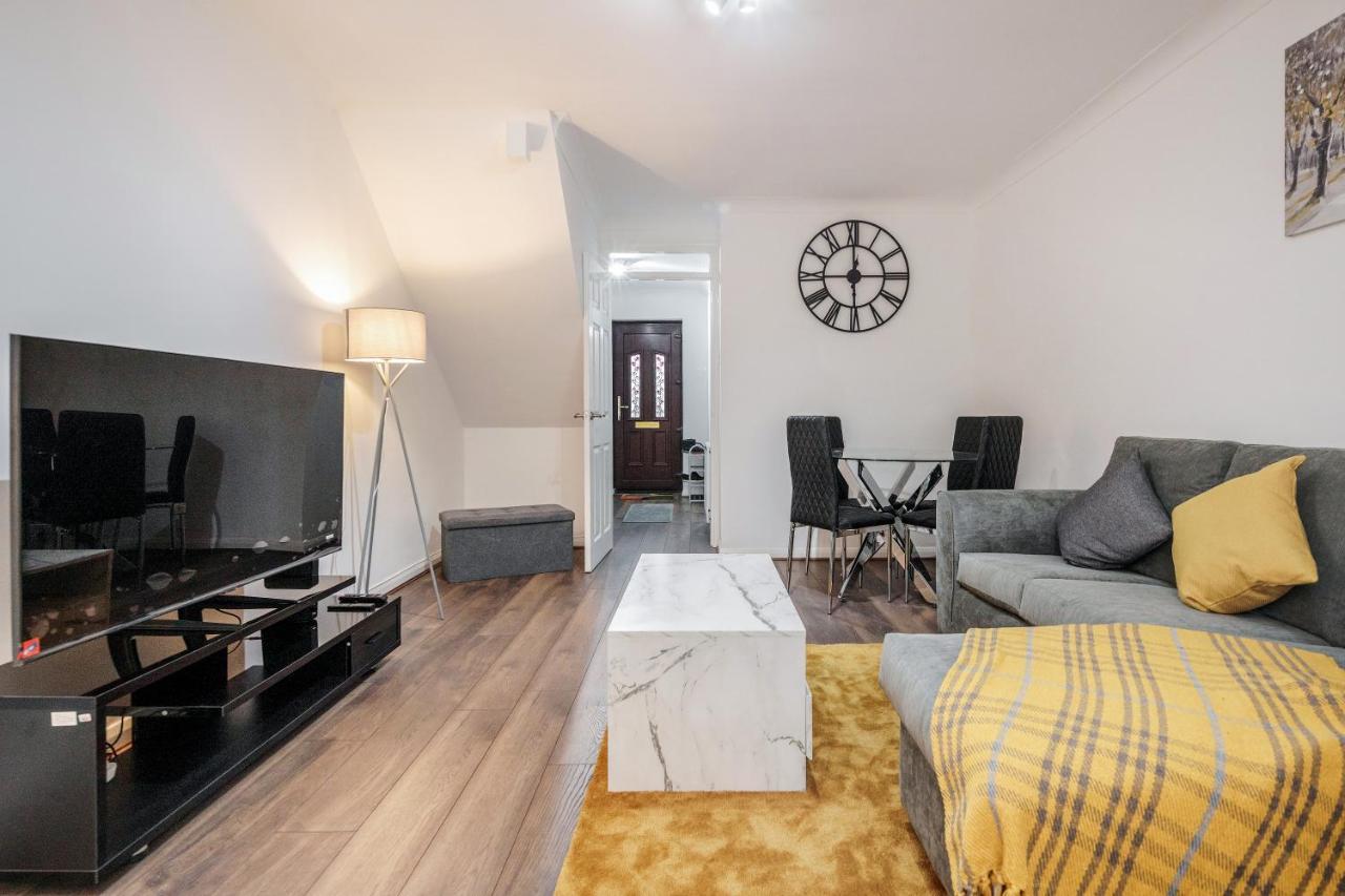Lovely House In Dagenham / Barking With Free Parking, Wifi & Garden Ngoại thất bức ảnh