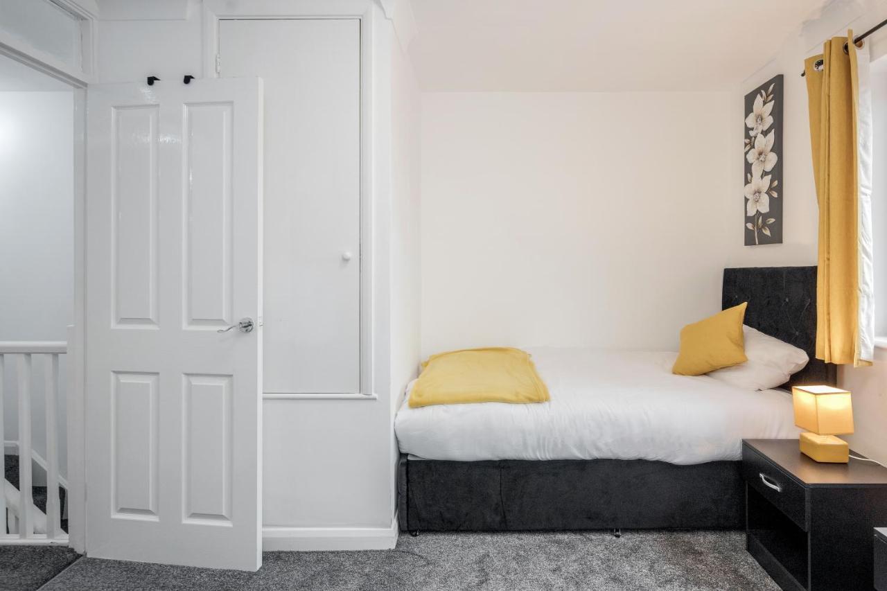 Lovely House In Dagenham / Barking With Free Parking, Wifi & Garden Ngoại thất bức ảnh