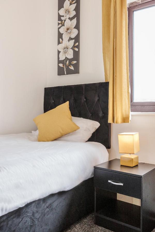 Lovely House In Dagenham / Barking With Free Parking, Wifi & Garden Ngoại thất bức ảnh
