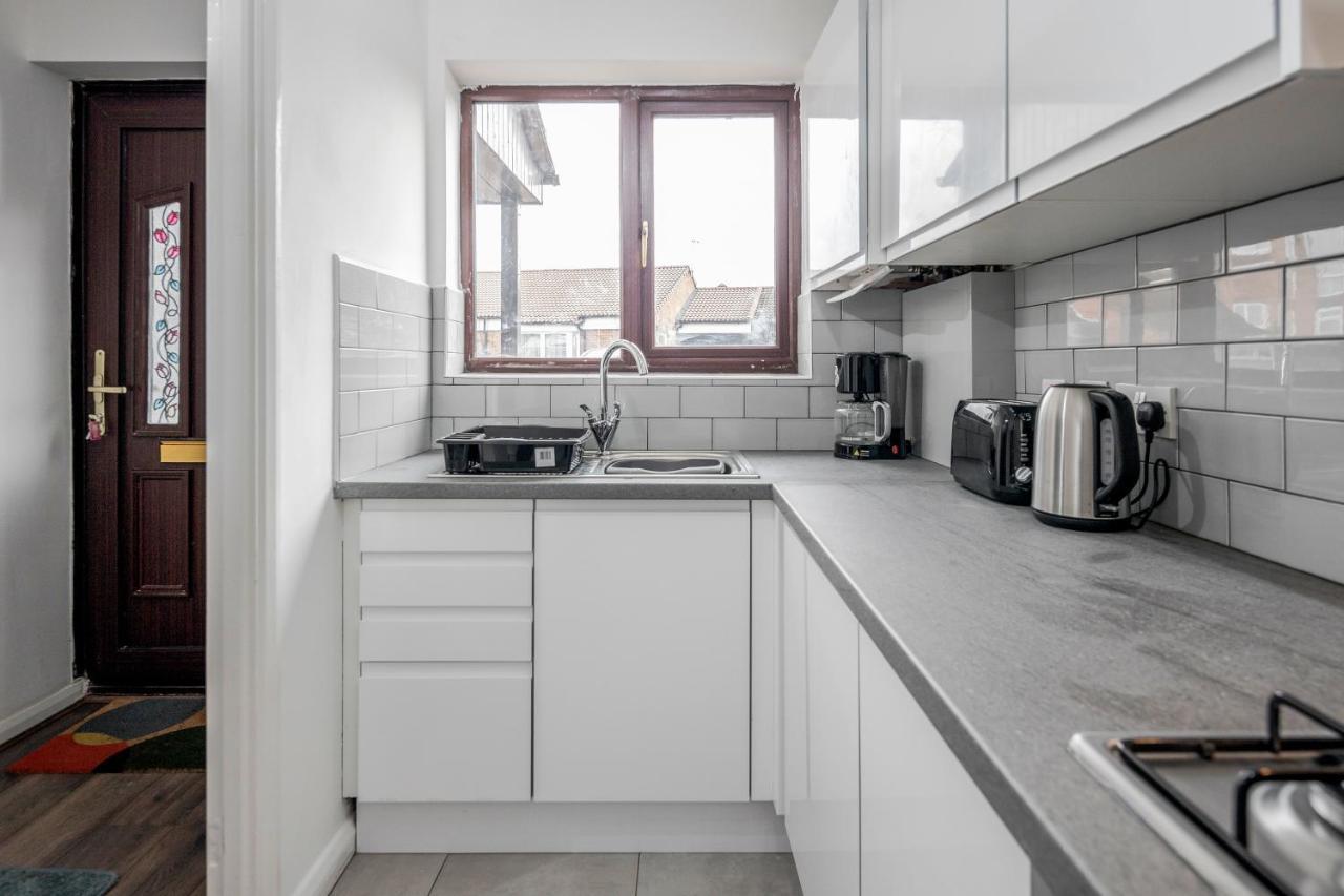 Lovely House In Dagenham / Barking With Free Parking, Wifi & Garden Ngoại thất bức ảnh